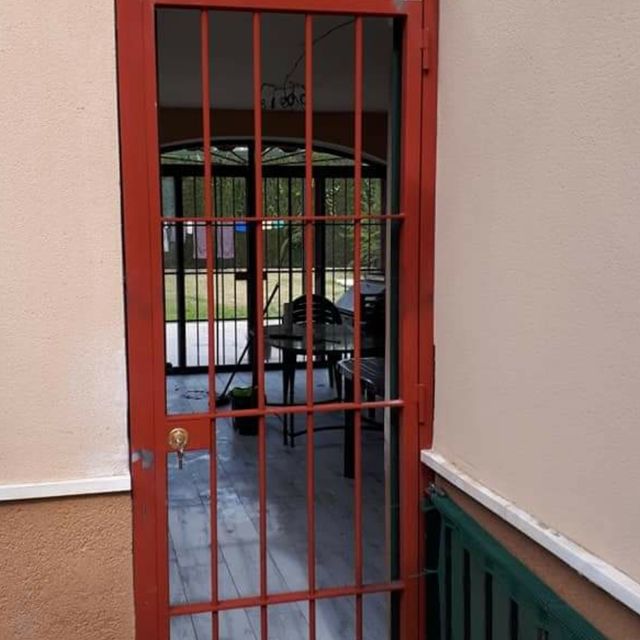 Carpintería Metálica JAM EL MAMITA puerta de rejas de metal rojas